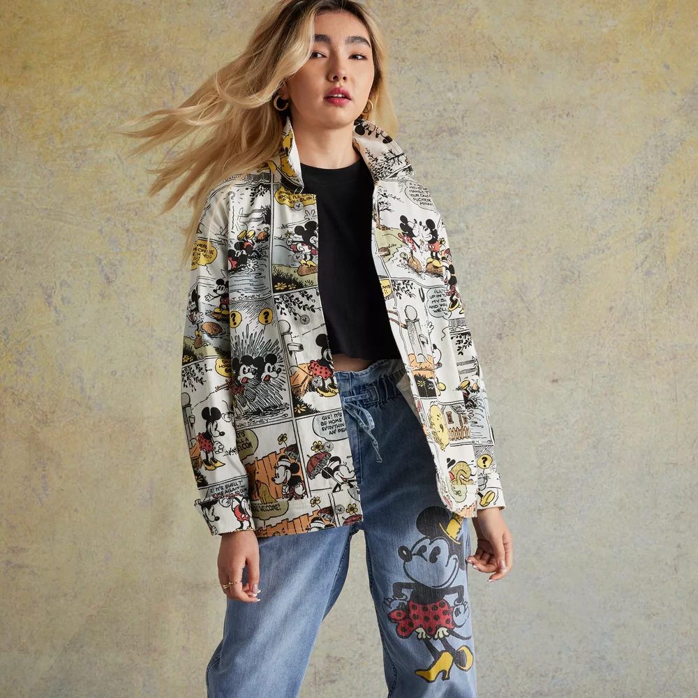 Disneyland Her Universe Veste En Jean Mickey Et Ses Amis Style BD Pour Adultes 3 Disneyland Her Universe Veste En Jean Mickey Et Ses Amis Style BD Pour Adultes – Image 3