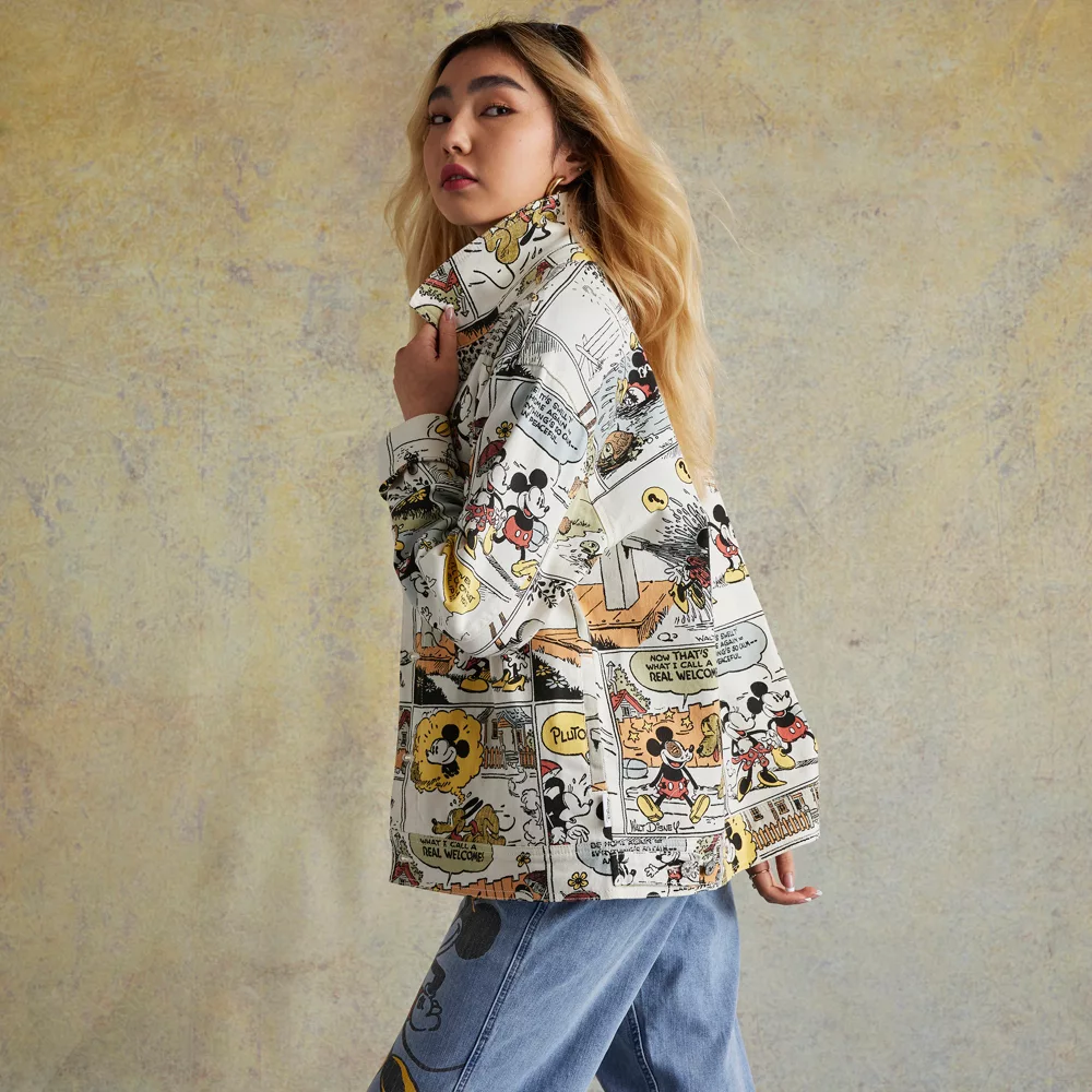 Disneyland Her Universe Veste En Jean Mickey Et Ses Amis Style BD Pour Adultes 4 Disneyland Her Universe Veste En Jean Mickey Et Ses Amis Style BD Pour Adultes – Image 4