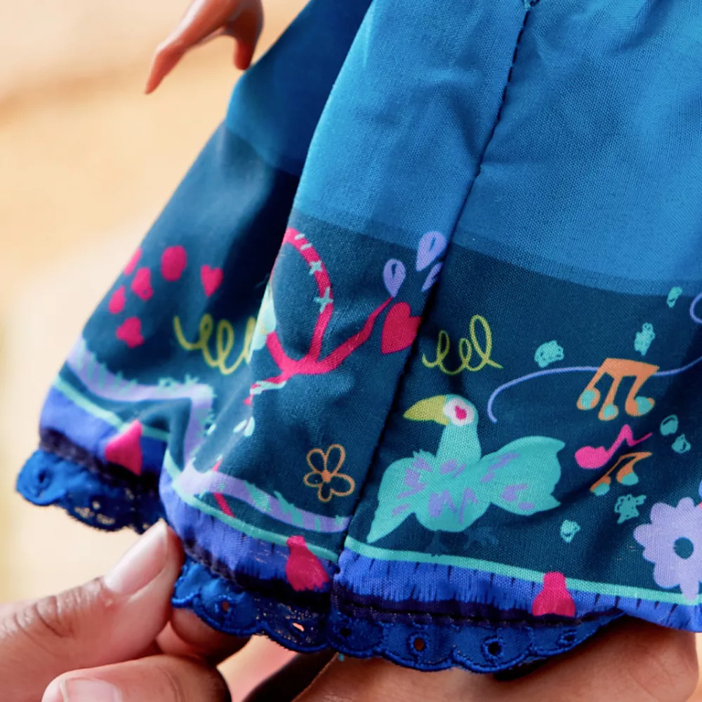 Disney Store Poupée Musicale Mirabel, Encanto : La Fantastique Famille Madrigal 4 Disney Store Poupée Musicale Mirabel, Encanto : La Fantastique Famille Madrigal – Image 4